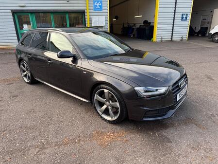 AUDI A4 AVANT 2.0 TDI Black Edition
